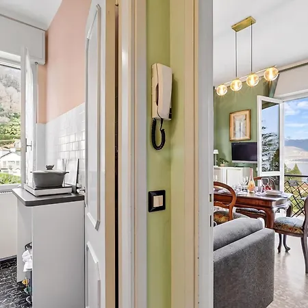 La Caravella: & Islands View Balcony - Happy Apartamento Stresa